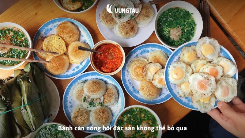 Bánh căn nóng hổi đặc sản không thể bỏ qua