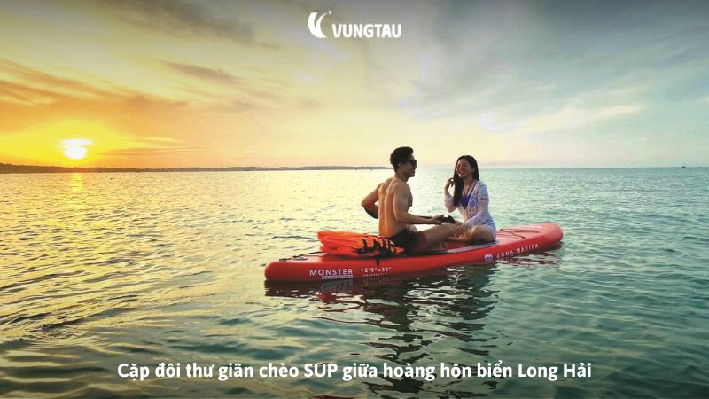 Cặp đôi thư giãn chèo SUP giữa hoàng hôn biển Long Hải