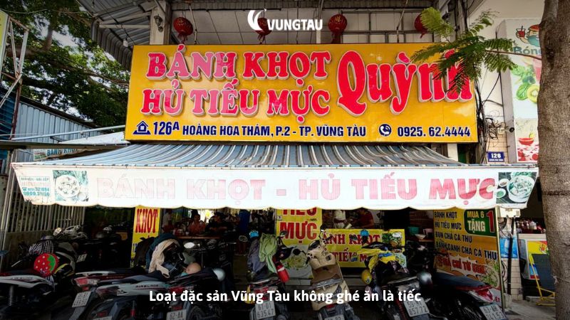 Mặt tiền Bánh Khọt Quỳnh sầm uất giờ cao điểm