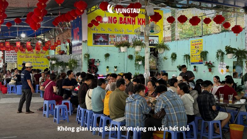 Không gian Long Bánh Khọt rộng mà vẫn hết chỗ