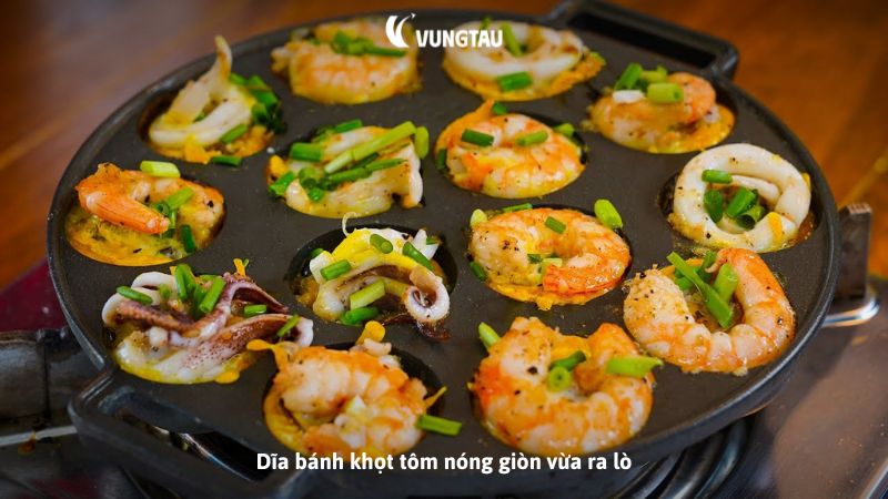Dĩa bánh khọt tôm nóng giòn vừa ra lò