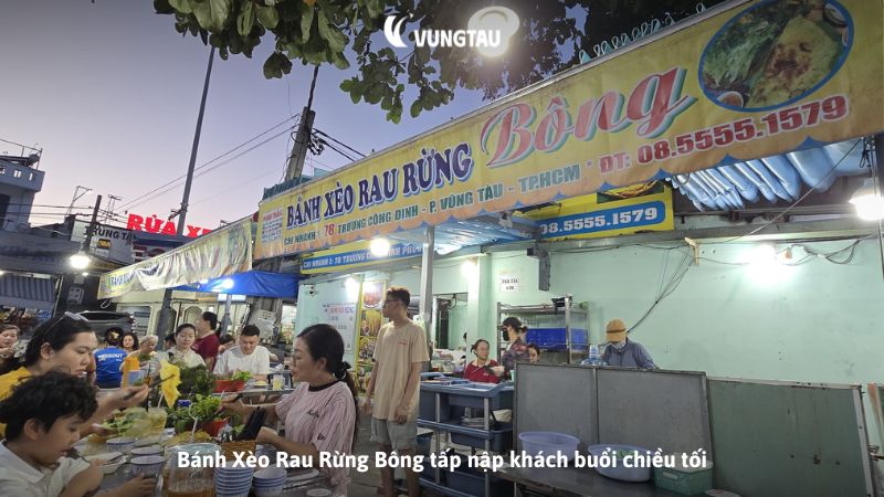 Bánh Xèo Rau Rừng Bông tấp nập khách buổi chiều tối