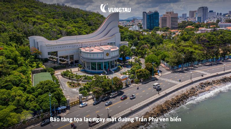 Bảo tàng tọa lạc ngay mặt đường Trần Phú ven biển