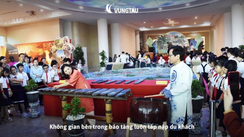 Không gian bên trong bảo tàng luôn tấp nập du khách