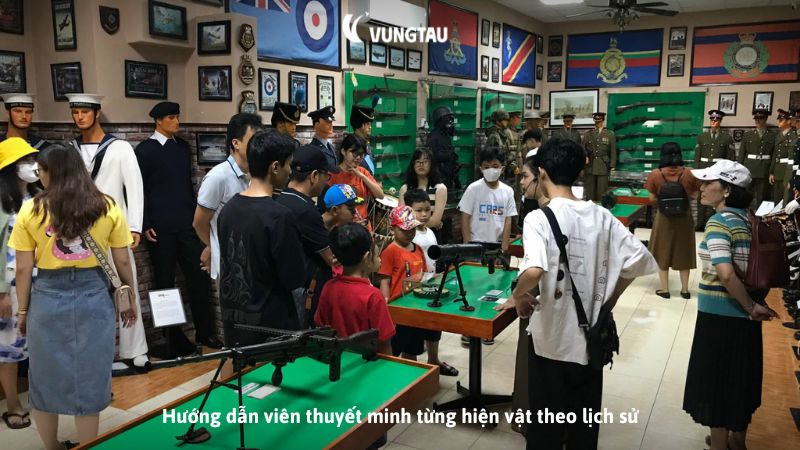 Hướng dẫn viên thuyết minh từng hiện vật theo lịch sử