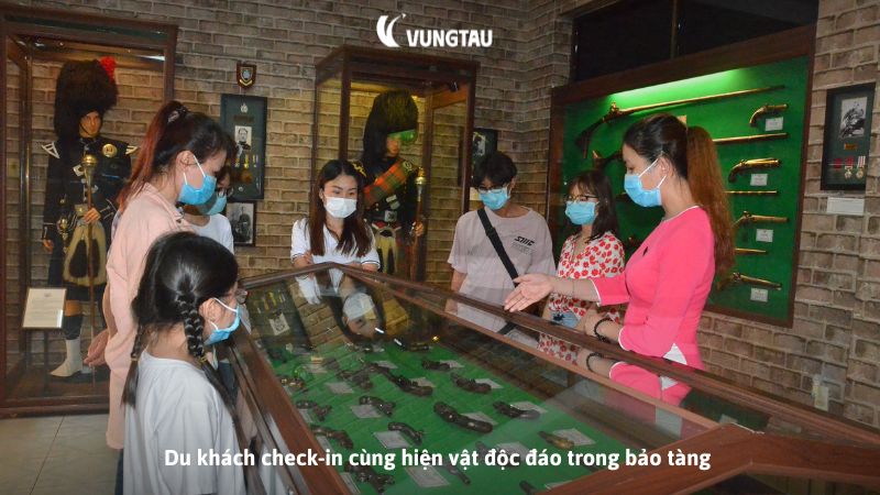 Du khách check-in cùng hiện vật độc đáo trong bảo tàng 