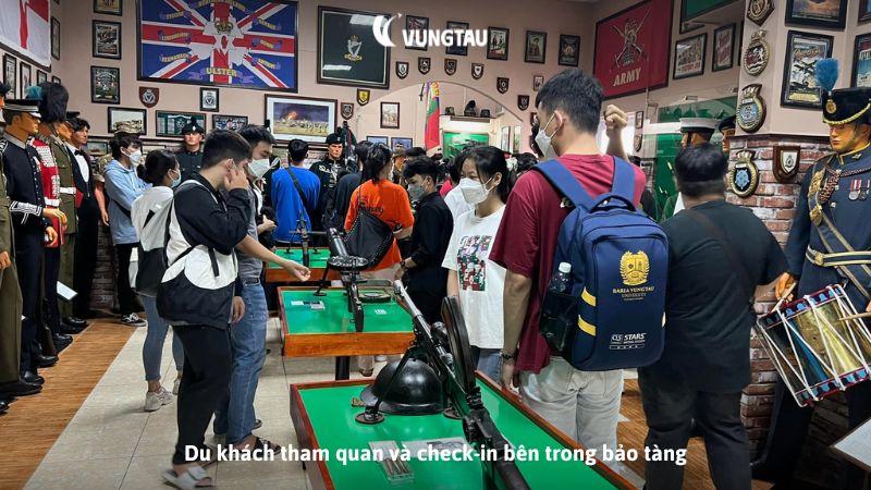 Du khách tham quan và check-in bên trong bảo tàng