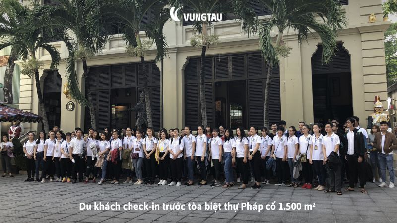 Du khách check-in trước tòa biệt thự Pháp cổ 1.500 m² 