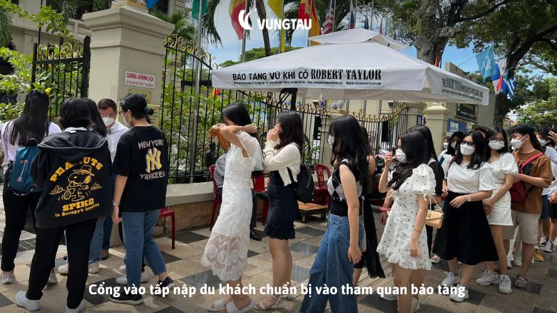 Cổng vào tấp nập du khách chuẩn bị vào tham quan bảo tàng 