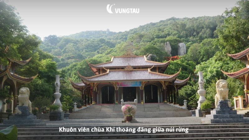 Khuôn viên chùa Khỉ thoáng đãng giữa núi rừng
