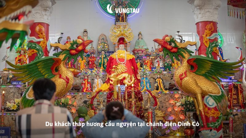 Du khách thắp hương cầu nguyện tại chánh điện Dinh Cô