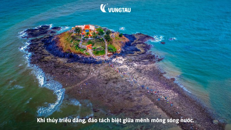 Khi thủy triều dâng, đảo tách biệt giữa mênh mông sóng nước.