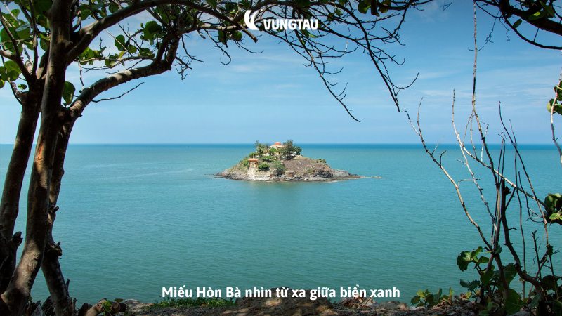 Miếu Hòn Bà nhìn từ xa giữa biển xanh