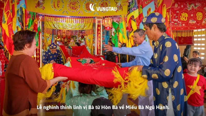 Lễ nghinh thỉnh linh vị Bà từ Hòn Bà về Miếu Bà Ngũ Hành.