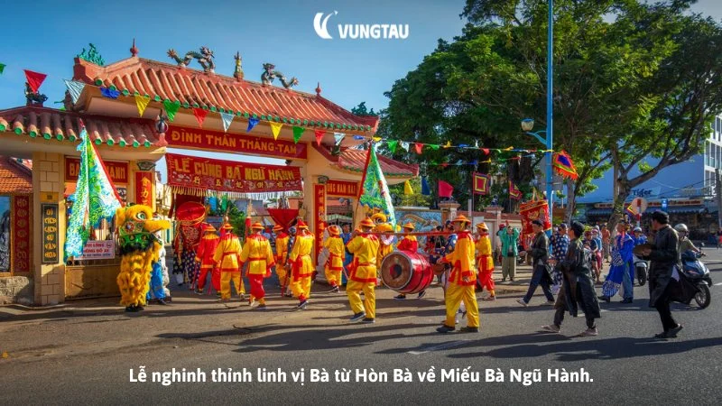 Lễ nghinh thỉnh linh vị Bà từ Hòn Bà về Miếu Bà Ngũ Hành.