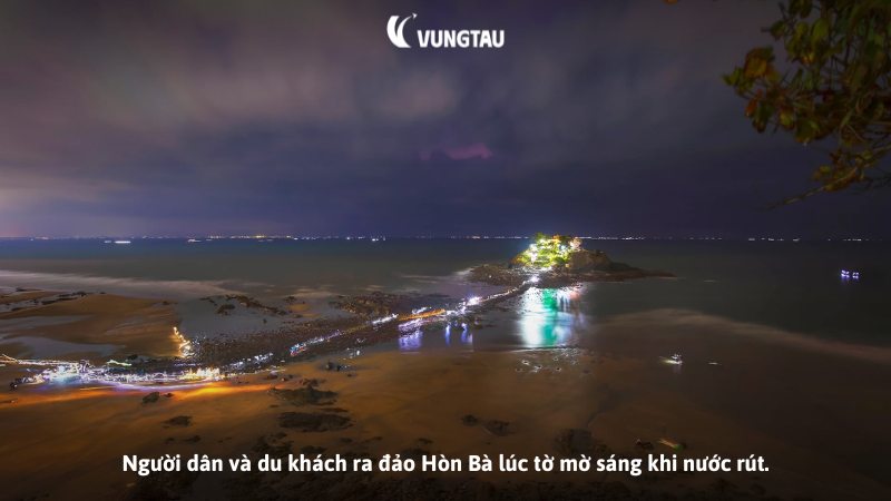 Người dân và du khách ra đảo Hòn Bà lúc tờ mờ sáng khi nước rút.
