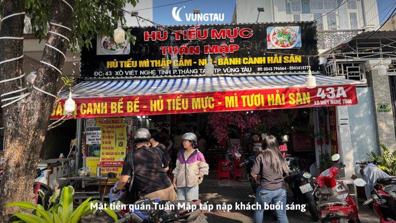 Mặt tiền quán Tuấn Mập tấp nập khách buổi sáng