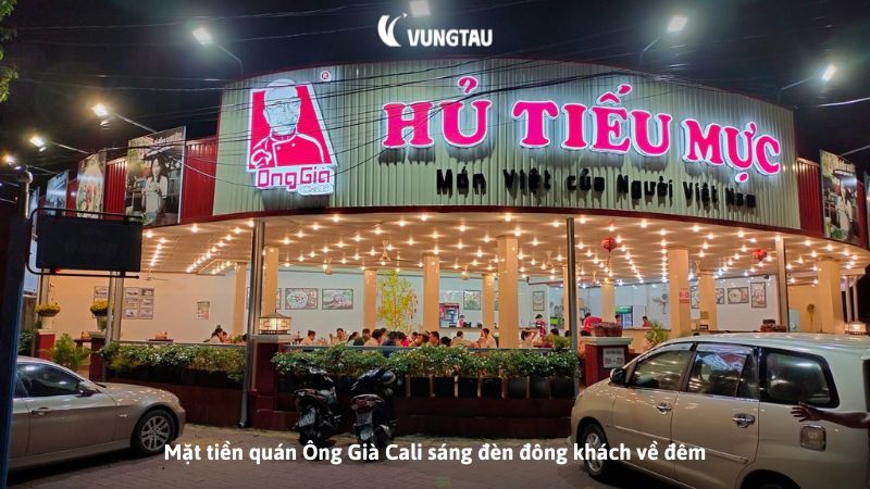 Mặt tiền quán Ông Già Cali sáng đèn đông khách về đêm