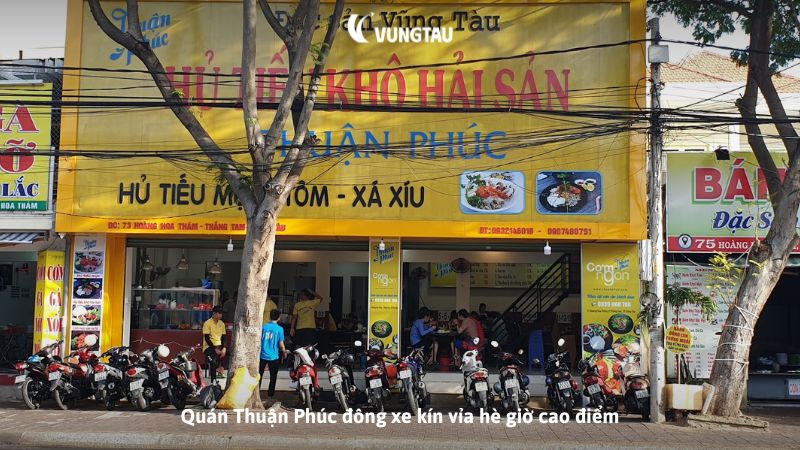 Quán Thuận Phúc đông xe kín vỉa hè giờ cao điểm