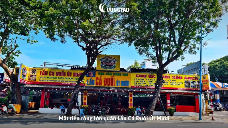 Mặt tiền rộng lớn quán Lẩu Cá Đuối Út Mười