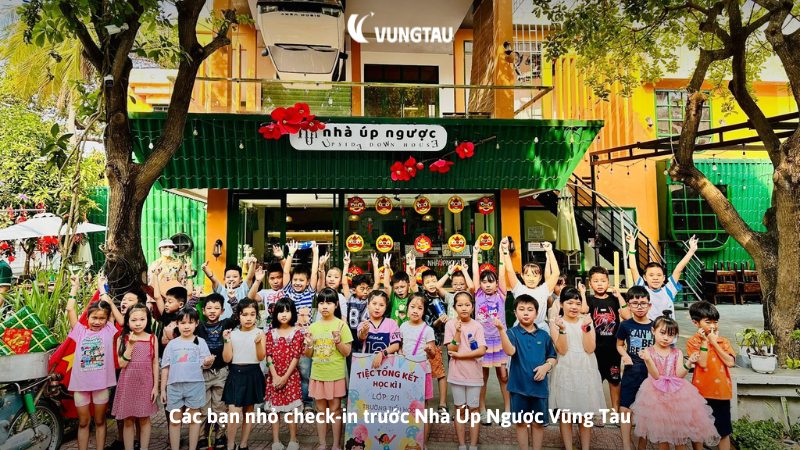 Các bạn nhỏ check-in trước Nhà Úp Ngược Vũng Tàu
