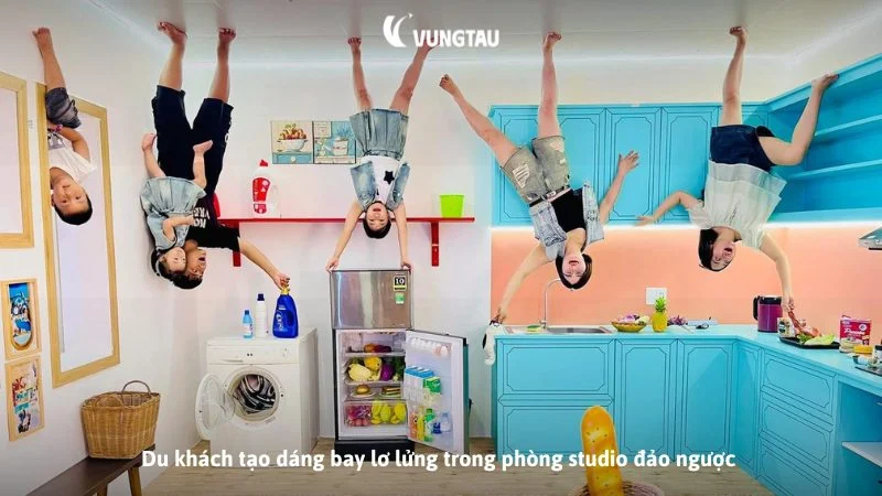 Du khách tạo dáng bay lơ lửng trong phòng studio đảo ngược