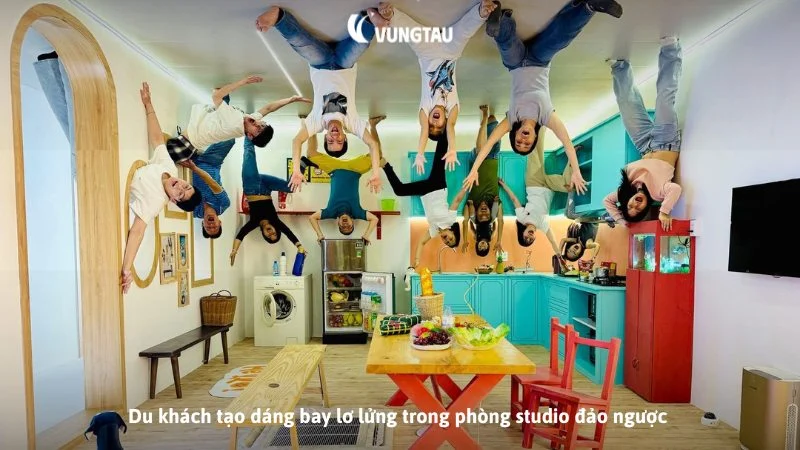 Du khách tạo dáng bay lơ lửng trong phòng studio đảo ngược
