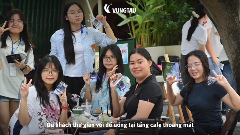 Du khách thư giãn với đồ uống tại tầng cafe thoáng mát