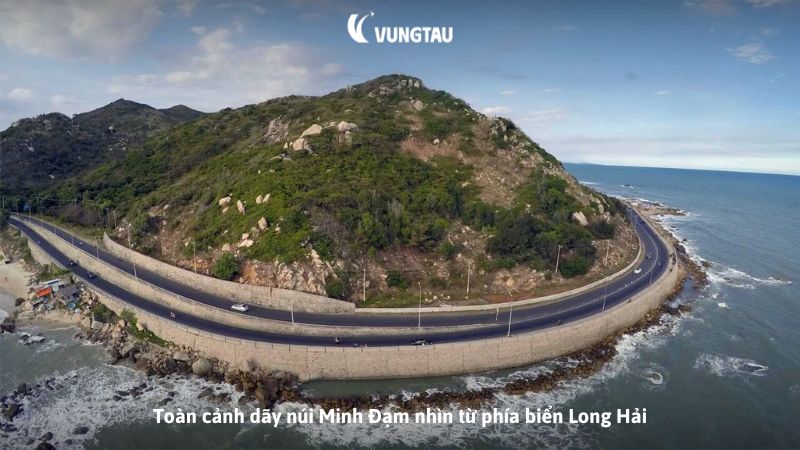 Toàn cảnh dãy núi Minh Đạm nhìn từ phía biển Long Hải