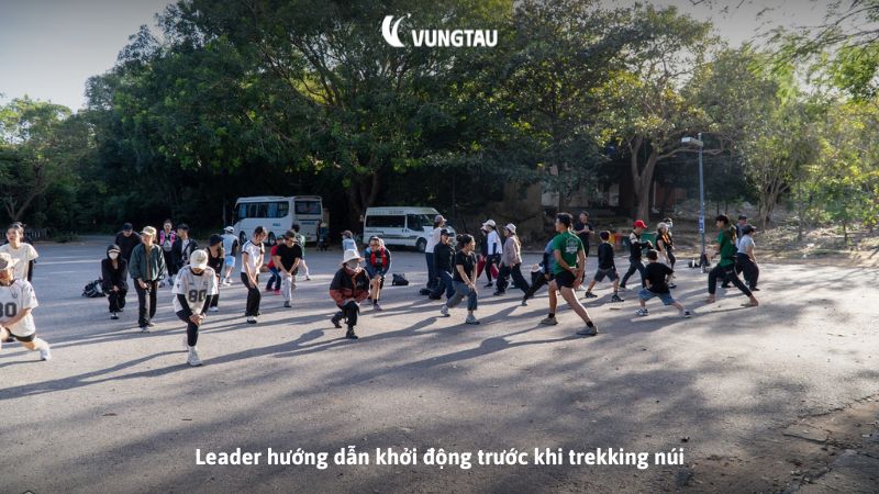 Leader hướng dẫn khởi động trước khi trekking núi