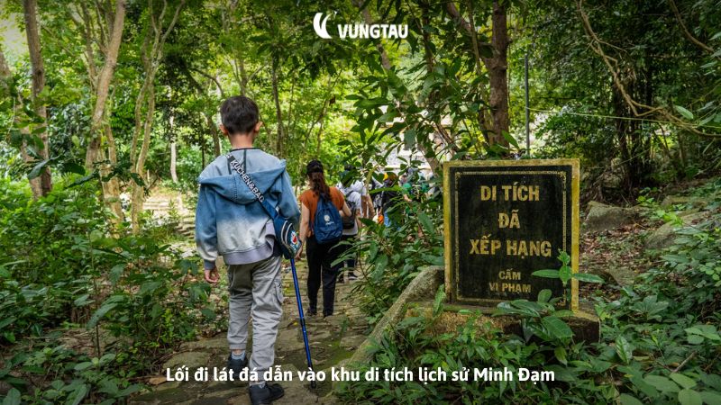 Lối đi lát đá dẫn vào khu di tích lịch sử Minh Đạm
