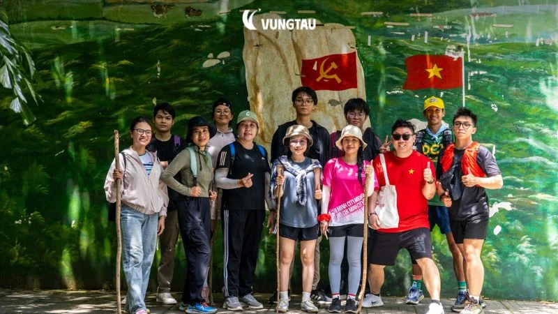 Nhóm trekking check-in tại khu di tích lịch sử Minh Đạm
