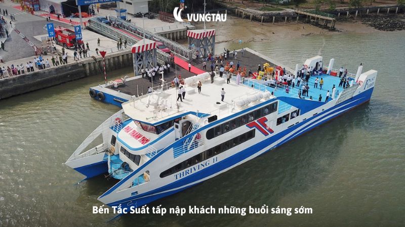 Bến Tắc Suất tấp nập khách những buổi sáng sớm