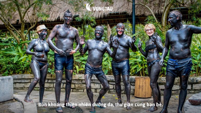 Bùn khoáng thiên nhiên dưỡng da, thư giãn cùng bạn bè.