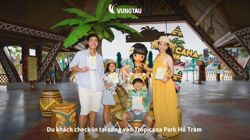 Du khách check-in tại cổng vào Tropicana Park Hồ Tràm