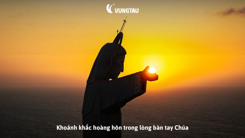 Khoảnh khắc hoàng hôn trong lòng bàn tay Chúa
