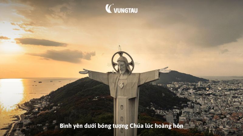 Bình yên dưới bóng tượng Chúa lúc hoàng hôn