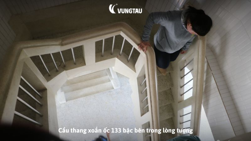 Cầu thang xoắn ốc 133 bậc bên trong lòng tượng