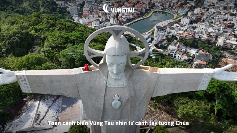 Toàn cảnh biển Vũng Tàu nhìn từ cánh tay tượng Chúa