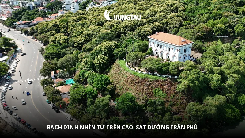 Bạch Dinh nhìn từ trên cao, sát đường Trần Phú