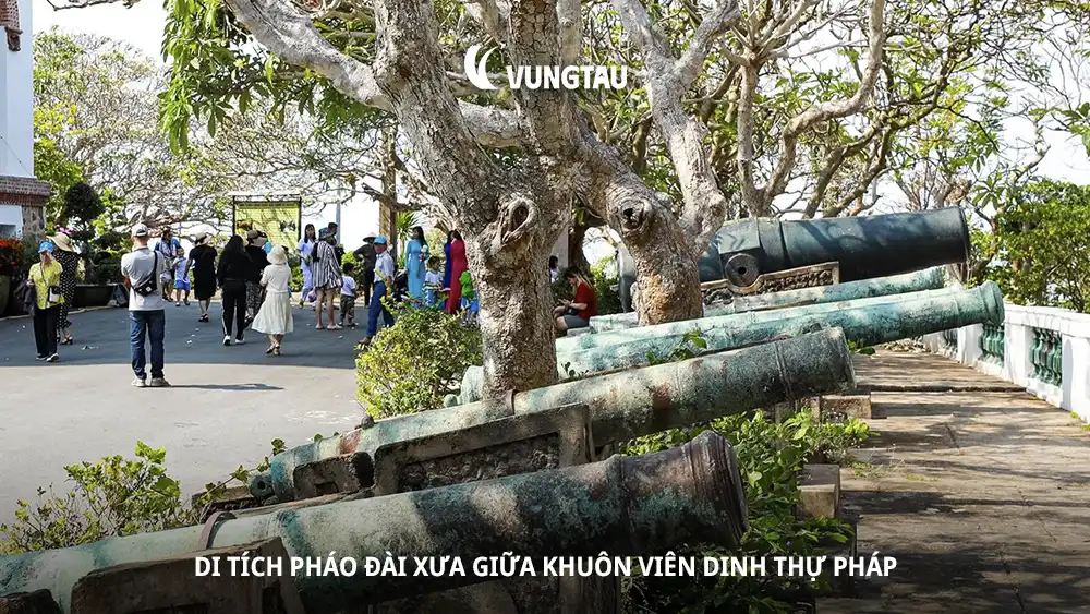 Di tích pháo đài xưa giữa khuôn viên dinh thự Pháp