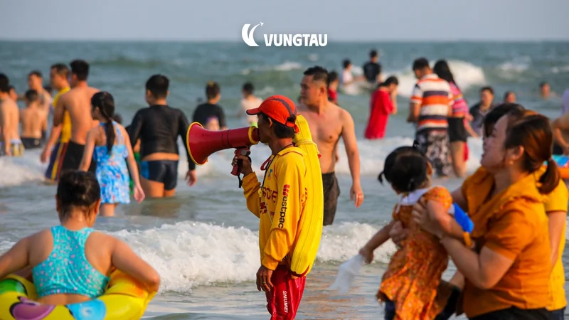 Du khách tắm biển tại Bãi Sau Vũng Tàu