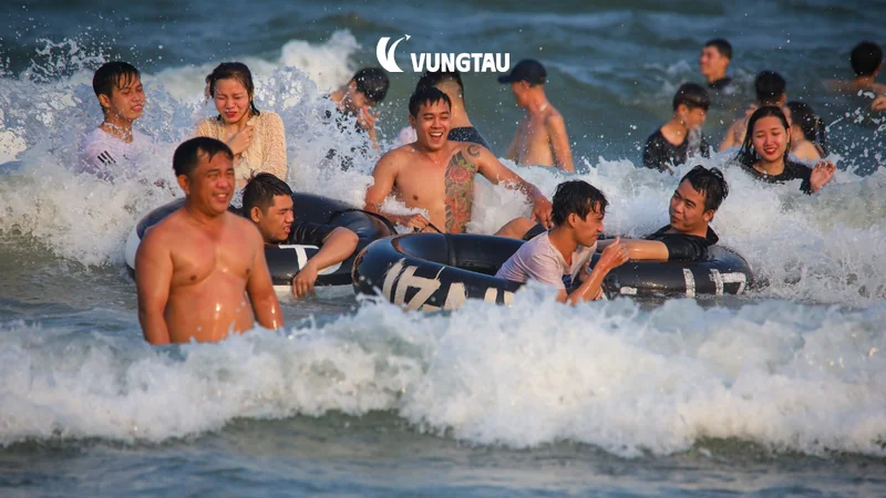 Du khách tắm biển tại Bãi Sau Vũng Tàu
