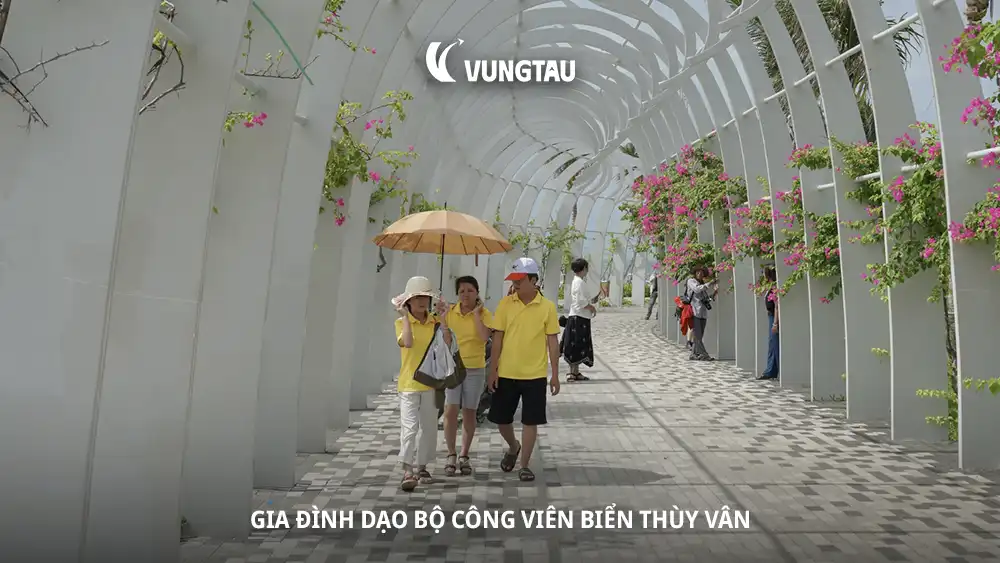 Gia đình dạo bộ công viên biển Thùy Vân