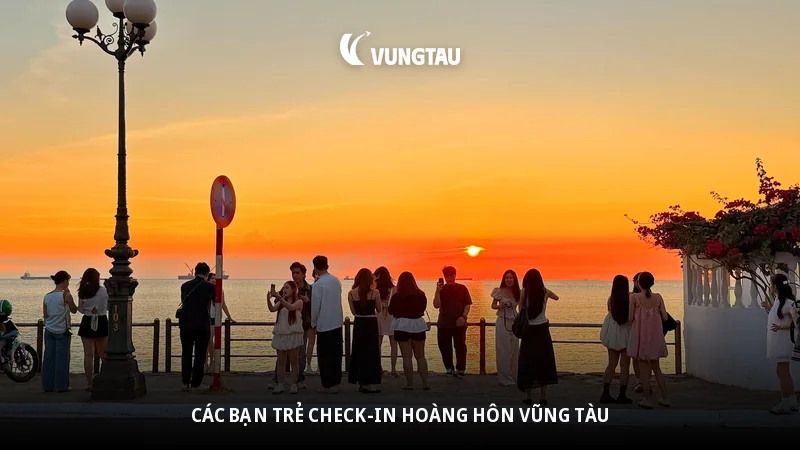 Các bạn trẻ check-in hoàng hôn Vũng Tàu