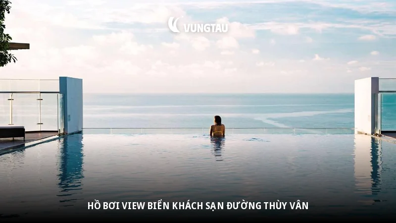 Hồ bơi view biển khách sạn đường Thùy Vân