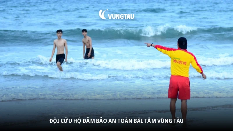 Đội cứu hộ đảm bảo an toàn bãi tắm Vũng Tàu