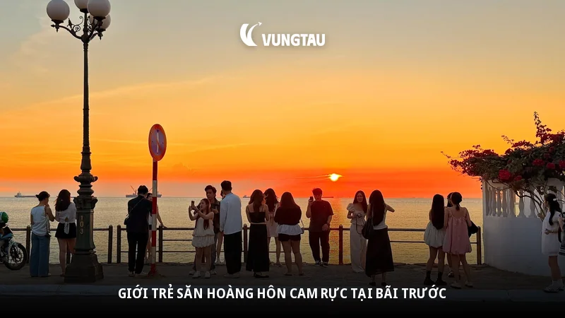 Giới trẻ săn hoàng hôn cam rực tại Bãi Trước