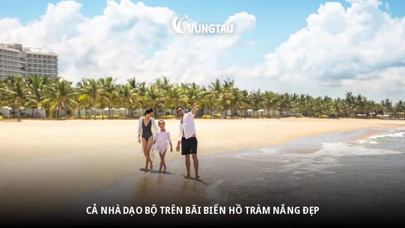 Cả nhà dạo bộ trên bãi biển Hồ Tràm nắng đẹp
