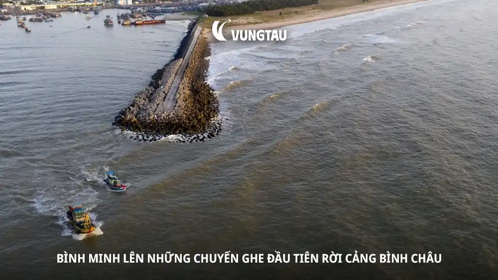 Bình minh lên những chuyến ghe đầu tiên rời cảng Bình Châu